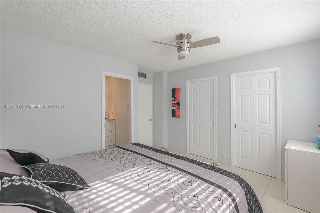 For Sale: $189,900 (2 beds, 2 baths, 944 Square Feet)