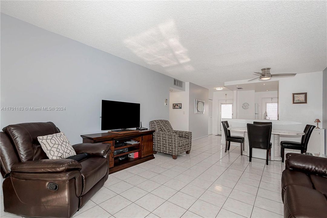 For Sale: $189,900 (2 beds, 2 baths, 944 Square Feet)