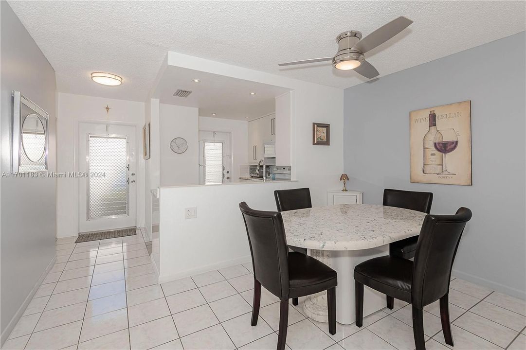 For Sale: $189,900 (2 beds, 2 baths, 944 Square Feet)