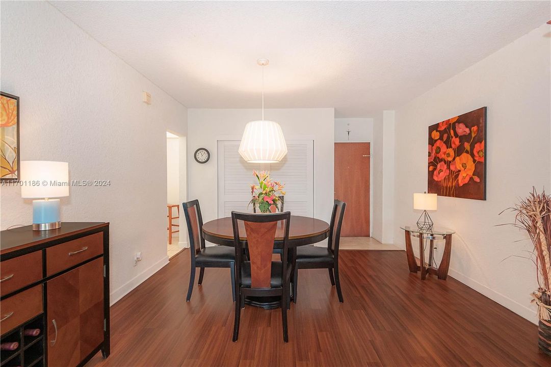 For Sale: $449,900 (1 beds, 1 baths, 905 Square Feet)