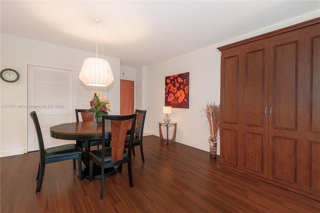 For Sale: $449,900 (1 beds, 1 baths, 905 Square Feet)