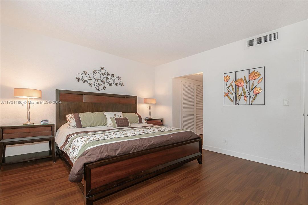 For Sale: $449,900 (1 beds, 1 baths, 905 Square Feet)