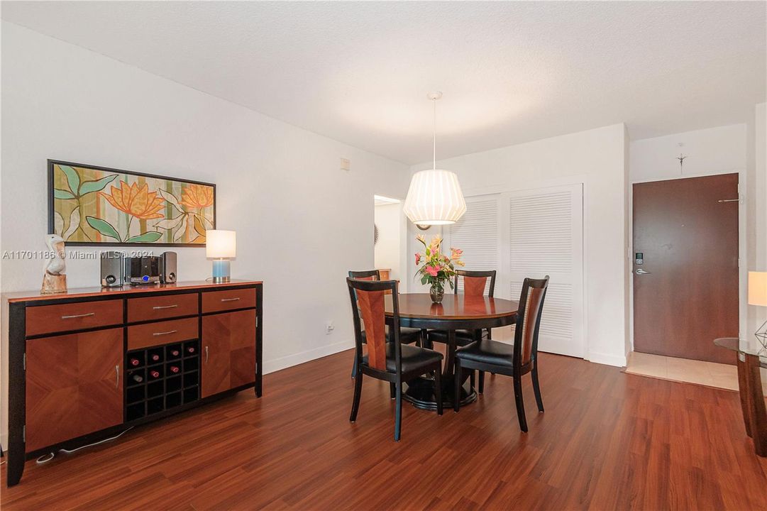 For Sale: $449,900 (1 beds, 1 baths, 905 Square Feet)