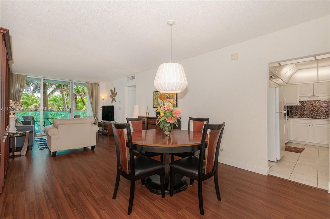 For Sale: $449,900 (1 beds, 1 baths, 905 Square Feet)