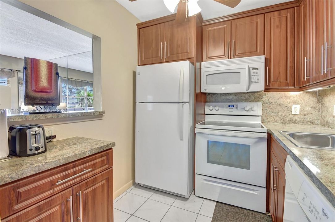 For Sale: $159,000 (1 beds, 1 baths, 700 Square Feet)