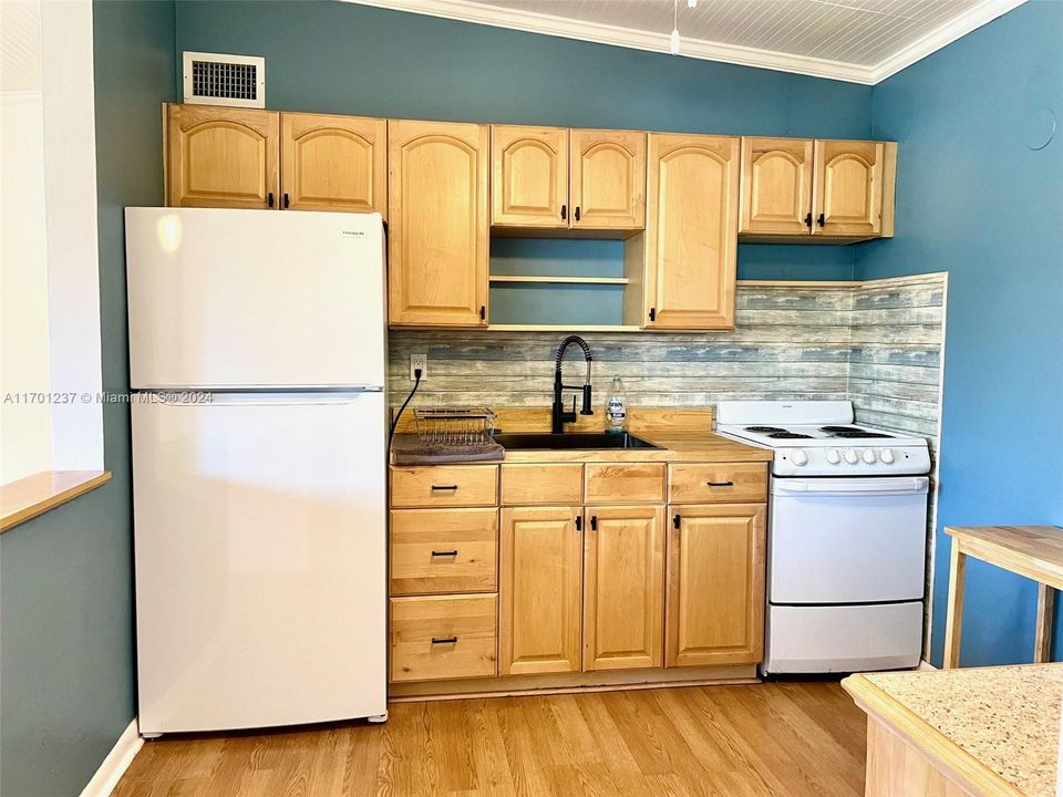 For Sale: $429,000 (2 beds, 1 baths, 861 Square Feet)