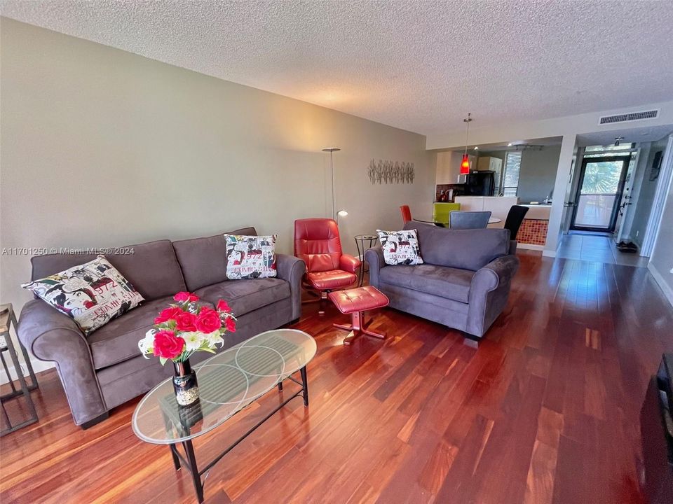 For Sale: $215,000 (2 beds, 2 baths, 990 Square Feet)