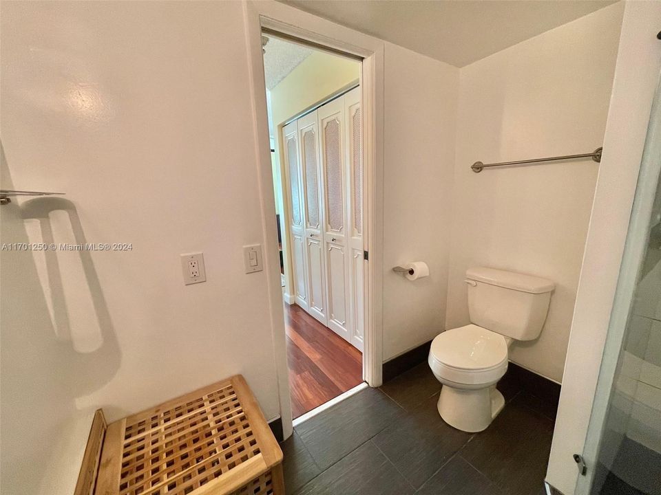 For Sale: $215,000 (2 beds, 2 baths, 990 Square Feet)