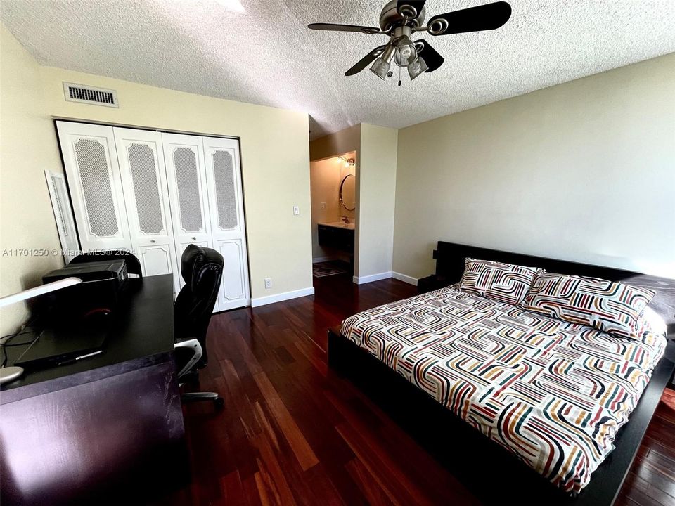 For Sale: $215,000 (2 beds, 2 baths, 990 Square Feet)