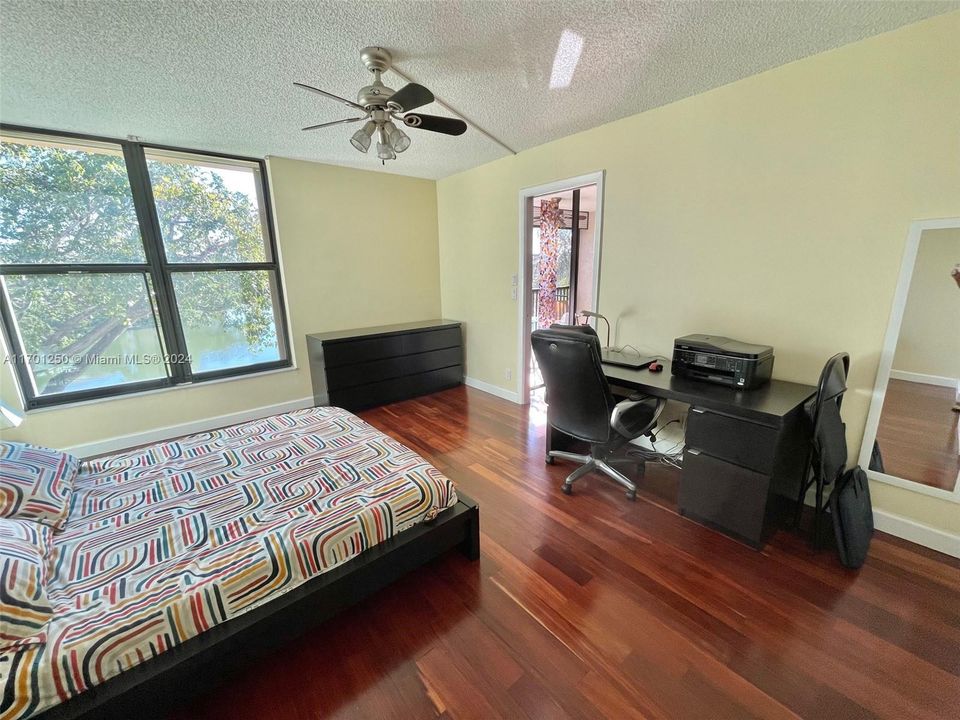 For Sale: $215,000 (2 beds, 2 baths, 990 Square Feet)