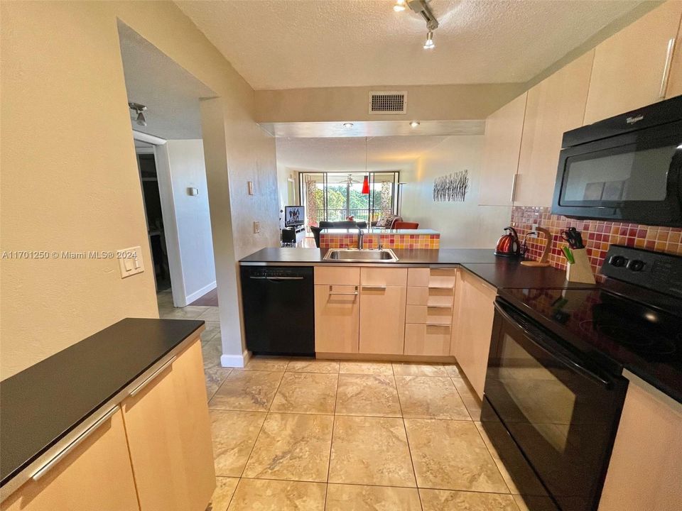 For Sale: $215,000 (2 beds, 2 baths, 990 Square Feet)