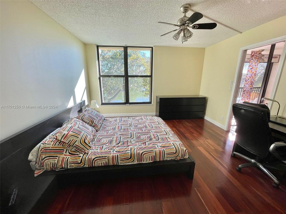 For Sale: $215,000 (2 beds, 2 baths, 990 Square Feet)