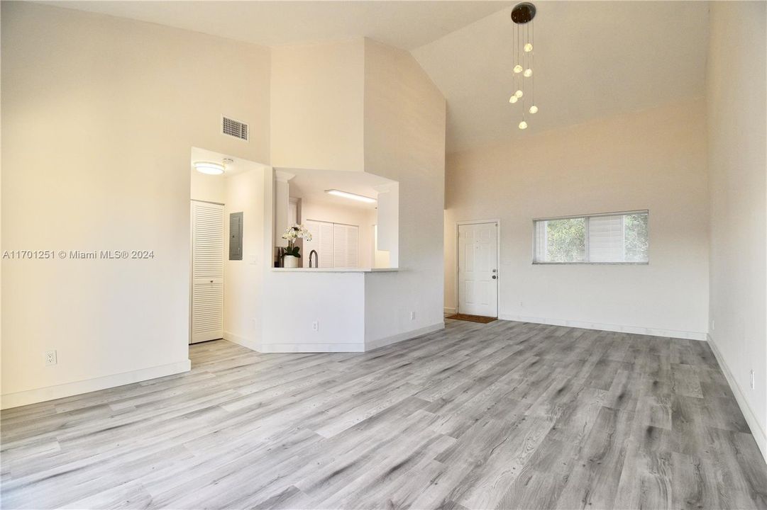 Active With Contract: $2,194 (2 beds, 2 baths, 1096 Square Feet)