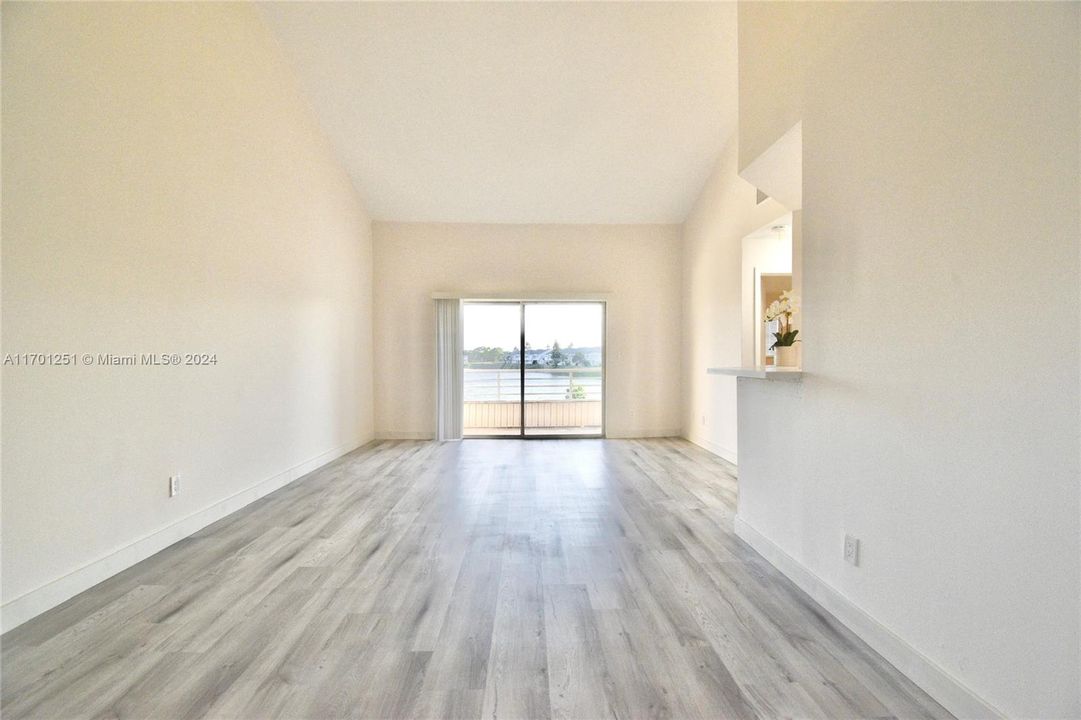 Active With Contract: $2,194 (2 beds, 2 baths, 1096 Square Feet)