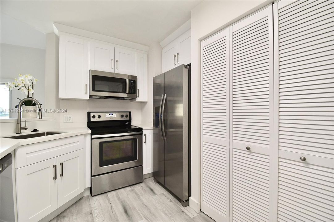 Active With Contract: $2,194 (2 beds, 2 baths, 1096 Square Feet)