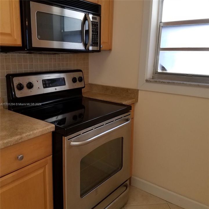 For Sale: $179,000 (1 beds, 1 baths, 591 Square Feet)