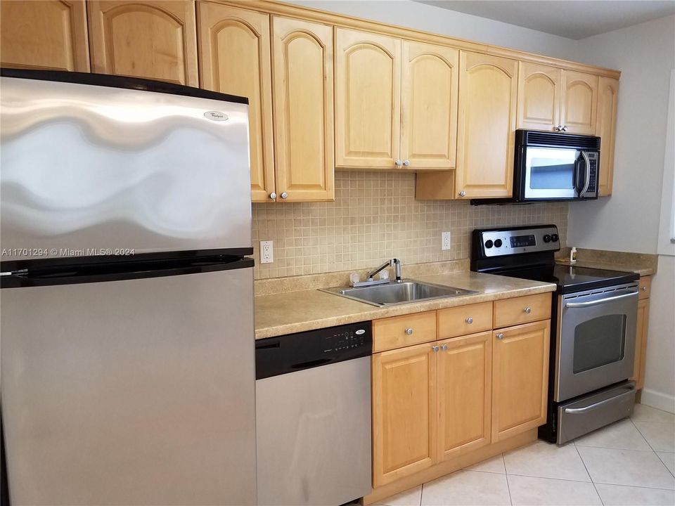 For Sale: $179,000 (1 beds, 1 baths, 591 Square Feet)