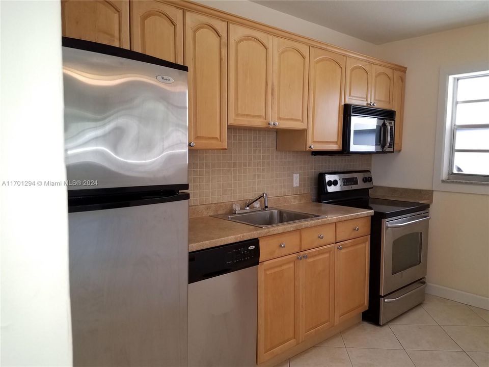 For Sale: $179,000 (1 beds, 1 baths, 591 Square Feet)