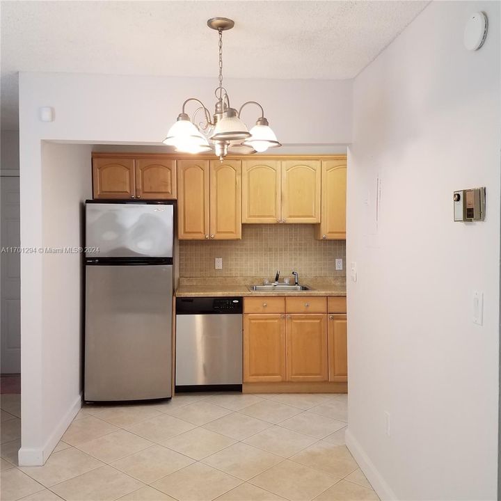 For Sale: $179,000 (1 beds, 1 baths, 591 Square Feet)