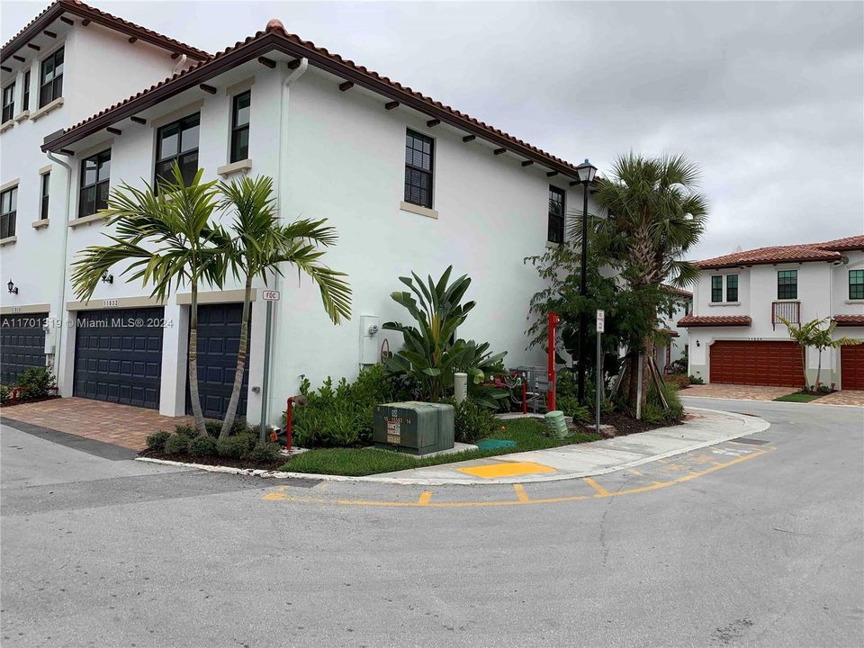 Active With Contract: $3,400 (3 beds, 3 baths, 2078 Square Feet)