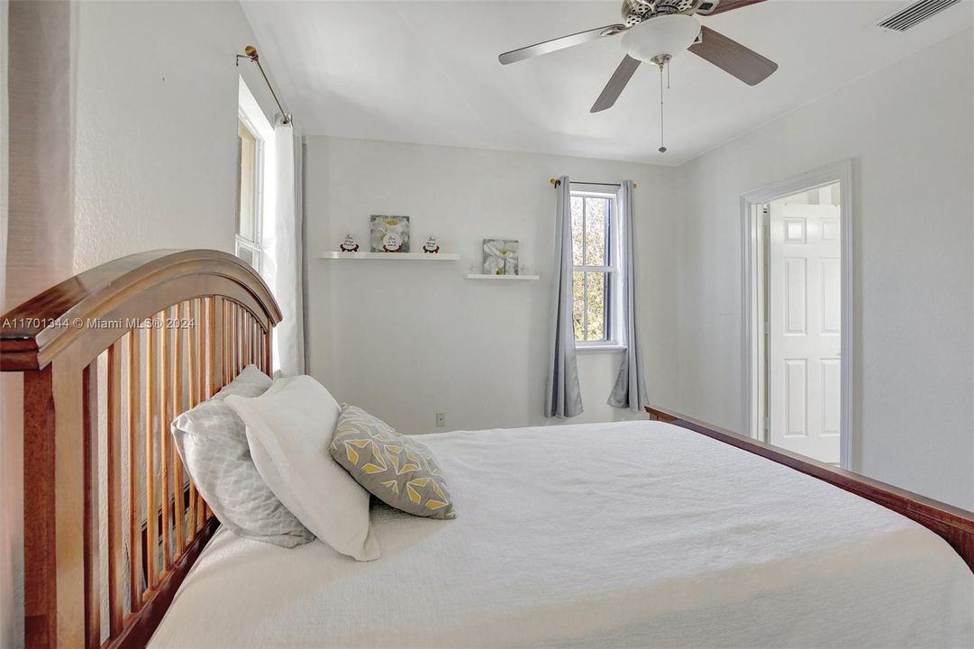 For Sale: $425,000 (2 beds, 3 baths, 1296 Square Feet)