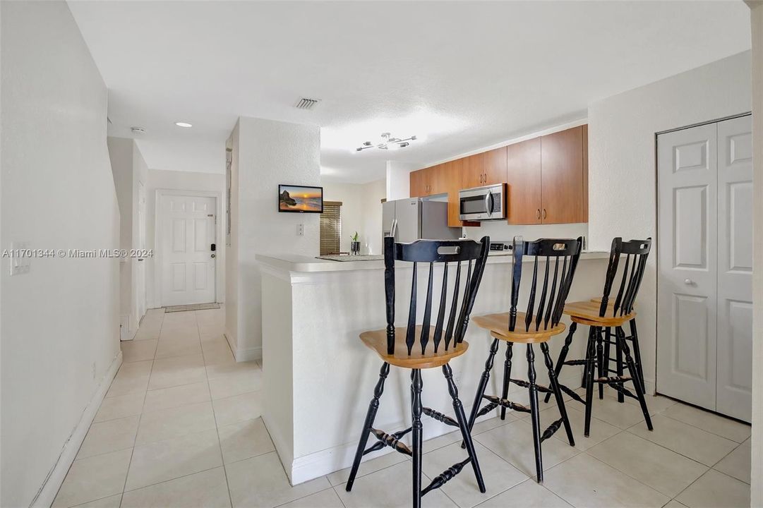 For Sale: $425,000 (2 beds, 3 baths, 1296 Square Feet)