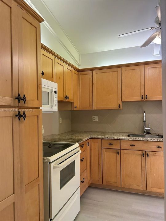 For Sale: $298,900 (2 beds, 2 baths, 960 Square Feet)