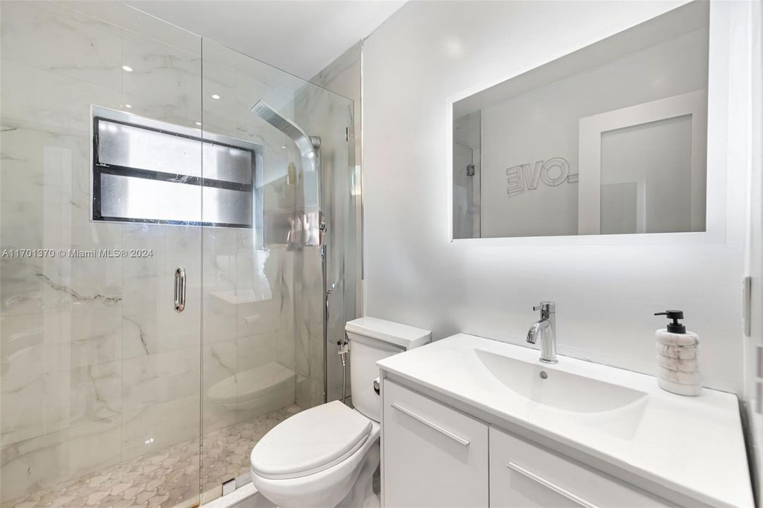 For Sale: $285,000 (2 beds, 2 baths, 750 Square Feet)