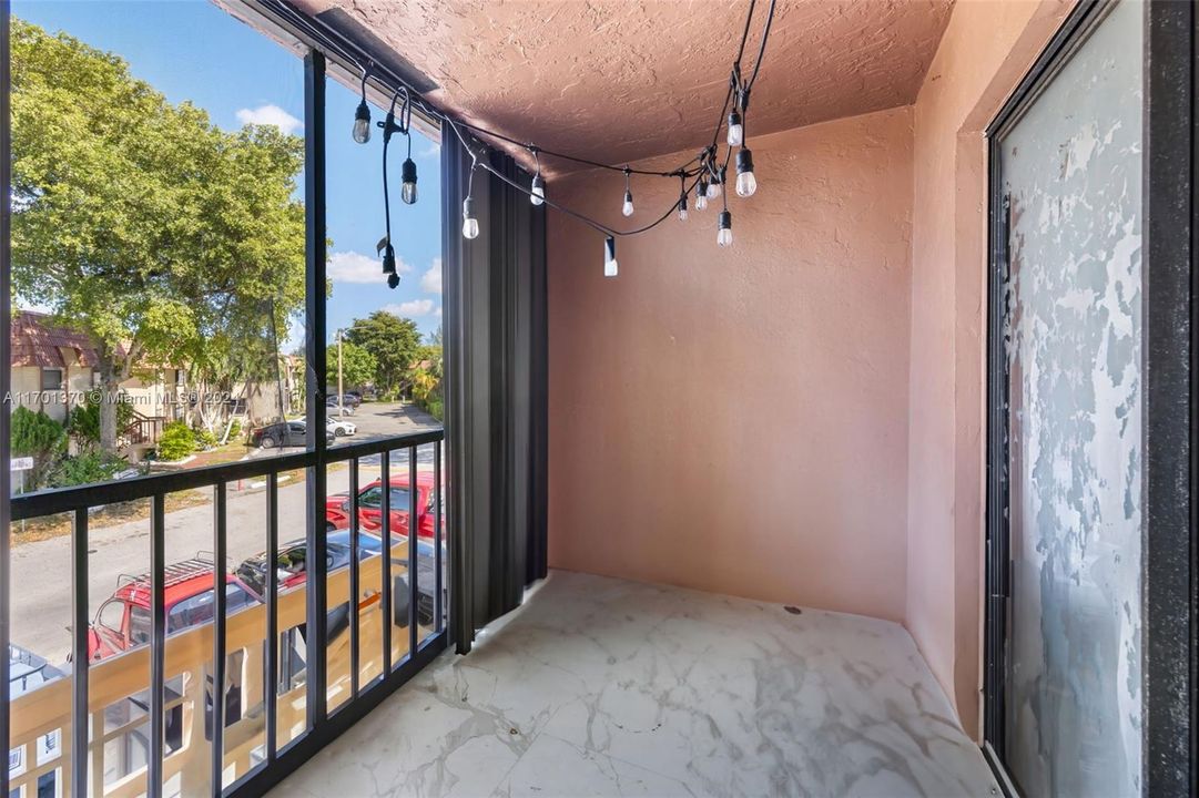 For Sale: $285,000 (2 beds, 2 baths, 750 Square Feet)