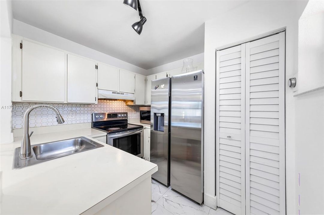 For Sale: $285,000 (2 beds, 2 baths, 750 Square Feet)