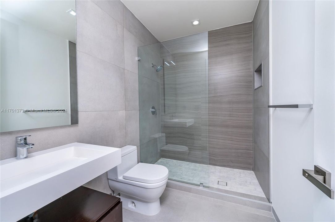 En-suite bathroom #4