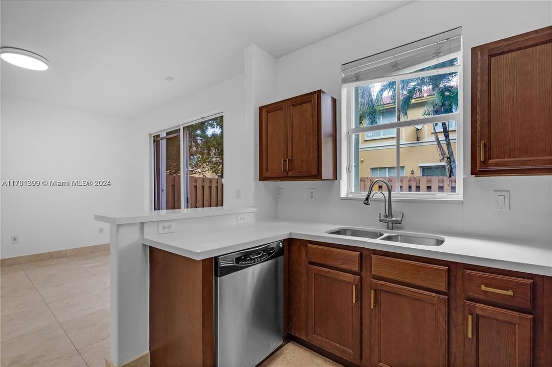 Active With Contract: $3,600 (3 beds, 2 baths, 1683 Square Feet)