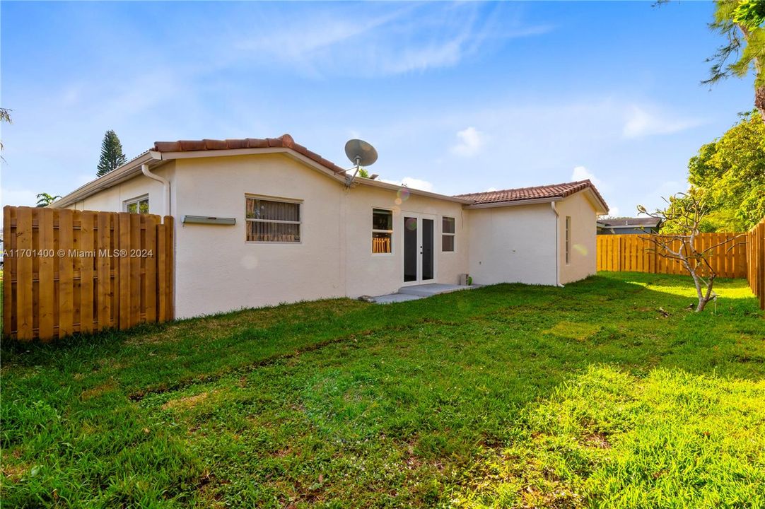 For Sale: $519,500 (3 beds, 2 baths, 2005 Square Feet)