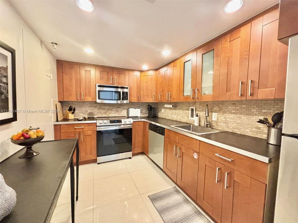 For Sale: $549,000 (1 beds, 1 baths, 874 Square Feet)