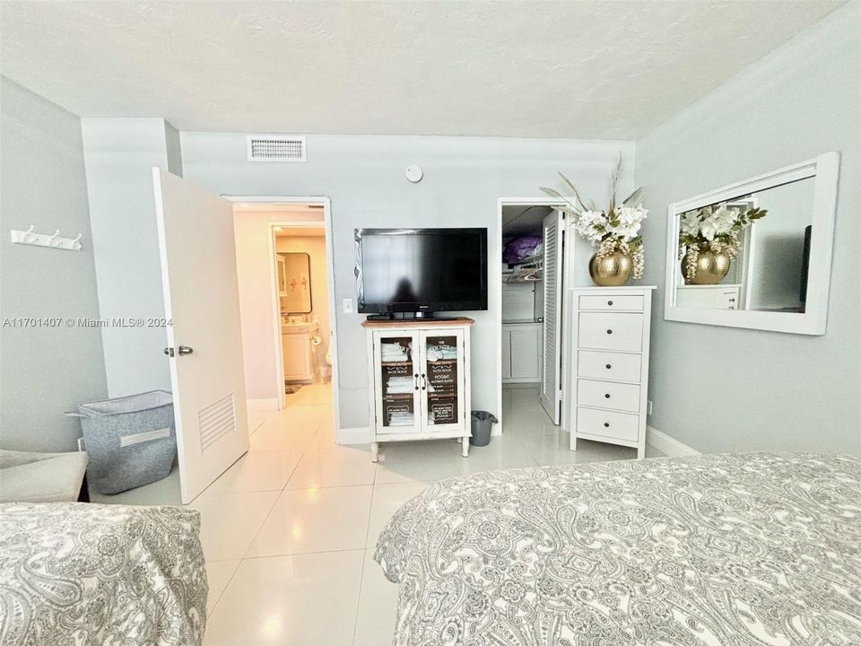 For Sale: $549,000 (1 beds, 1 baths, 874 Square Feet)