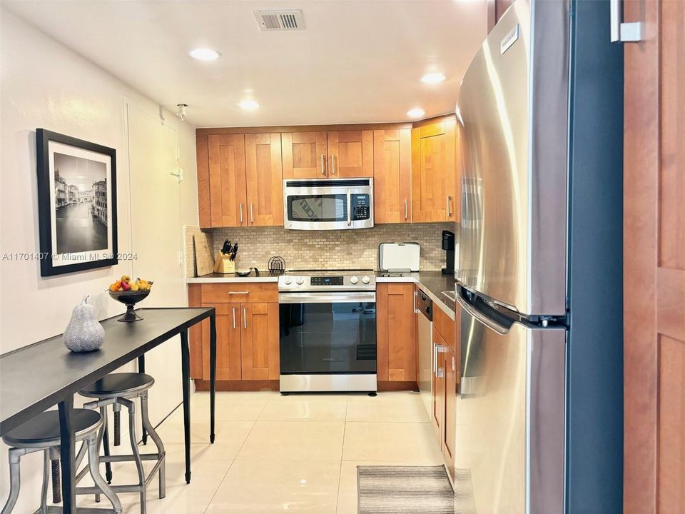 For Sale: $549,000 (1 beds, 1 baths, 874 Square Feet)