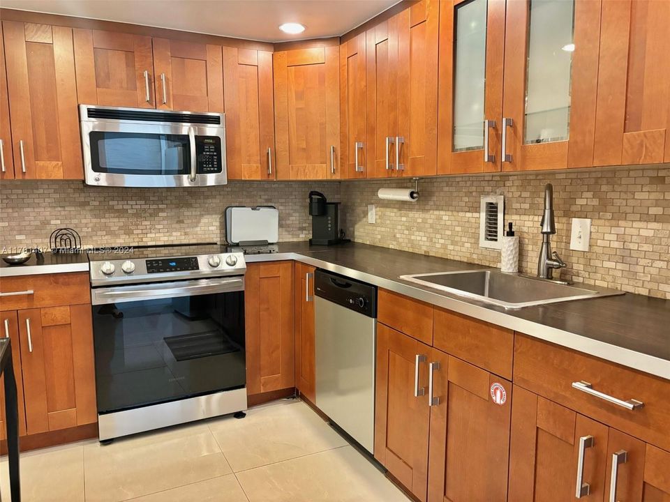 For Sale: $549,000 (1 beds, 1 baths, 874 Square Feet)