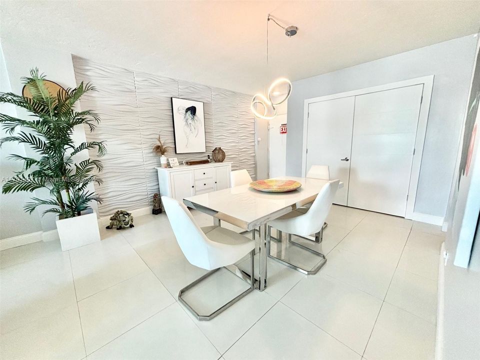 For Sale: $549,000 (1 beds, 1 baths, 874 Square Feet)