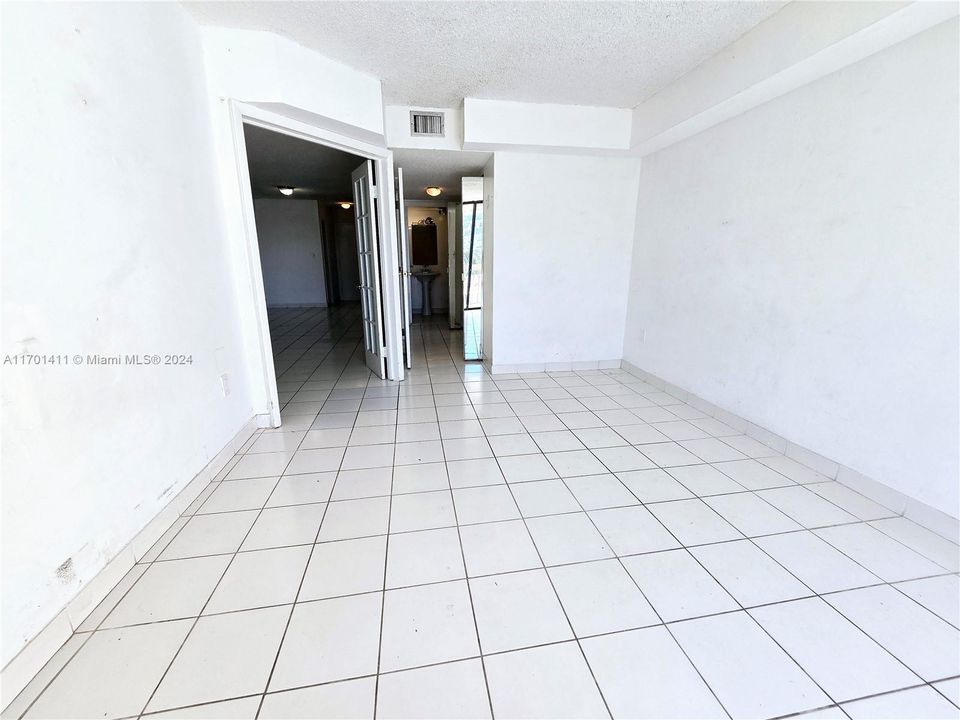 For Sale: $240,000 (1 beds, 1 baths, 686 Square Feet)