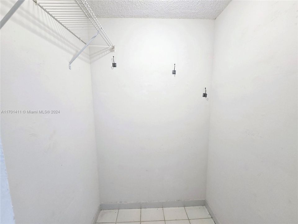 For Sale: $240,000 (1 beds, 1 baths, 686 Square Feet)