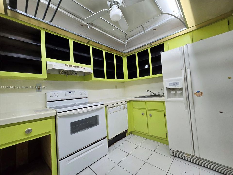 For Sale: $240,000 (1 beds, 1 baths, 686 Square Feet)