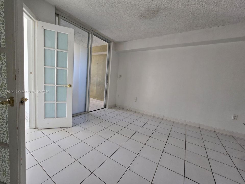 For Sale: $240,000 (1 beds, 1 baths, 686 Square Feet)