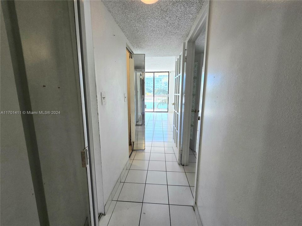 For Sale: $240,000 (1 beds, 1 baths, 686 Square Feet)