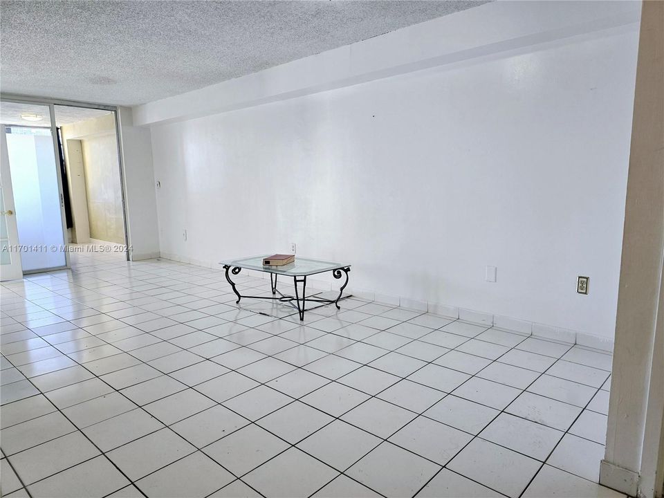 For Sale: $240,000 (1 beds, 1 baths, 686 Square Feet)