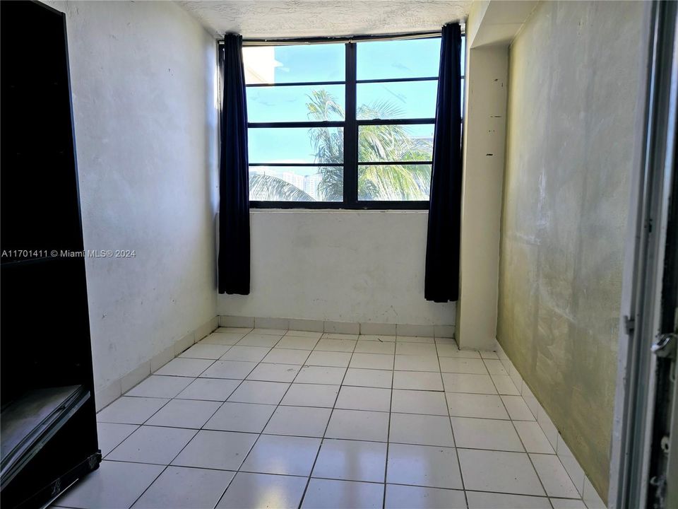 For Sale: $240,000 (1 beds, 1 baths, 686 Square Feet)