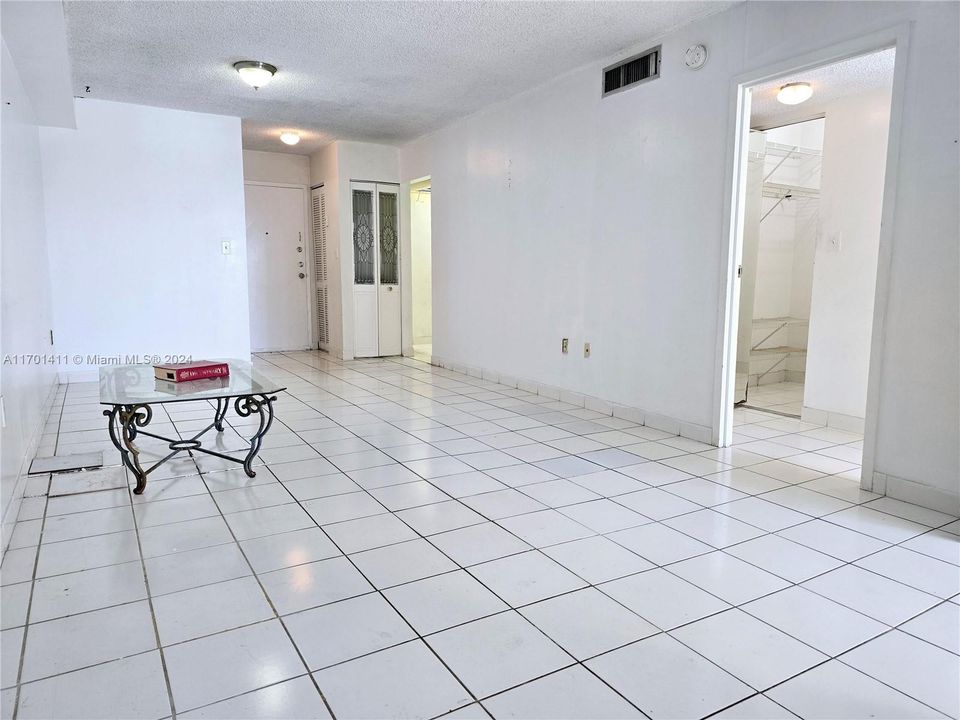 For Sale: $240,000 (1 beds, 1 baths, 686 Square Feet)