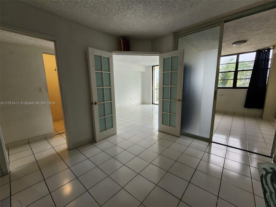 For Sale: $240,000 (1 beds, 1 baths, 686 Square Feet)