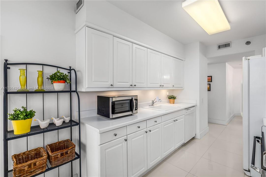 Active With Contract: $3,350 (2 beds, 2 baths, 1310 Square Feet)