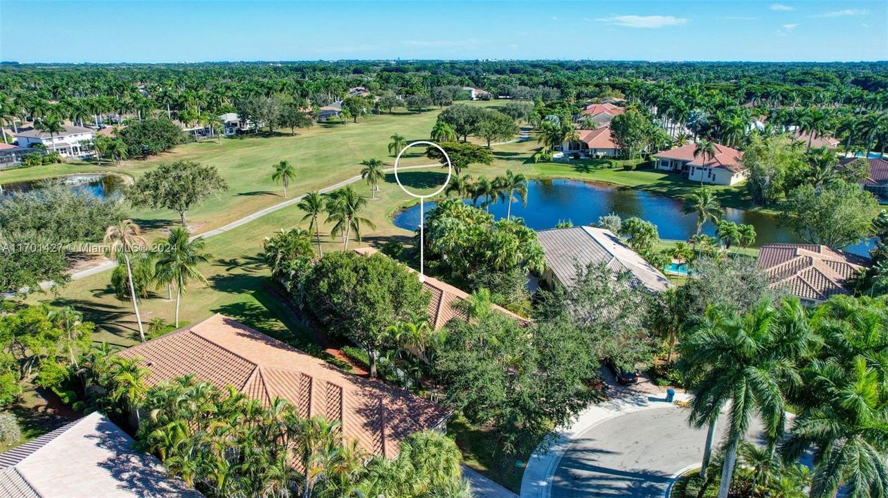 Lakes & golf views in all directions. Golf cart path leads to country club / tennis / pool (optional membership)