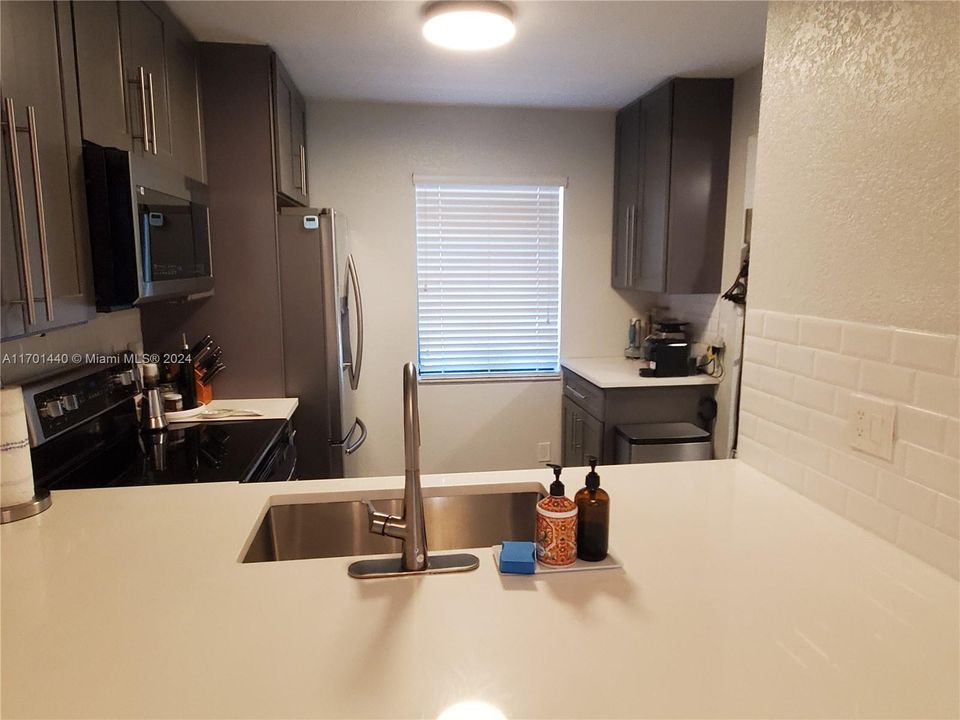 Active With Contract: $2,200 (2 beds, 2 baths, 940 Square Feet)